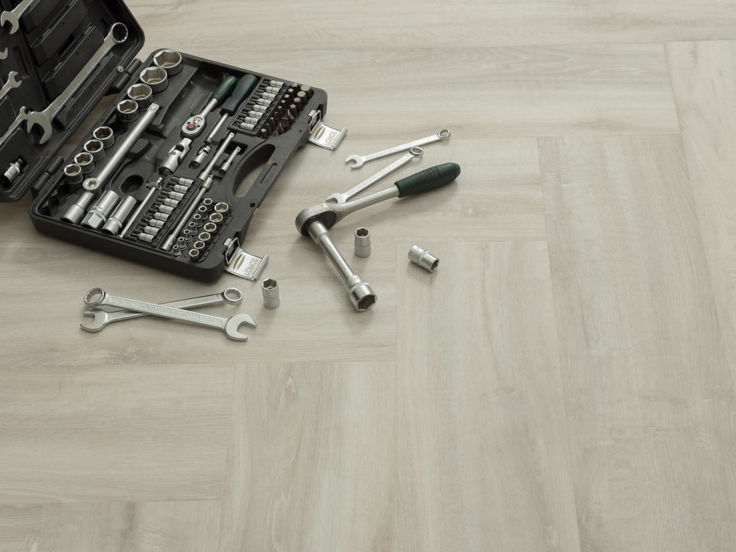 Кварцвиниловая плитка FineFloor замковая Gear Дуб Марина Бэй FF-1801 венгерская елка 1326×204×5